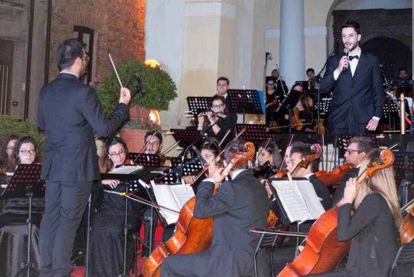 L&#039;Orchestra Sinfonica Calabrese diretta da Michele Martirani e, nel riquadro in alto a destra, il presidente Francesco Sirimarco