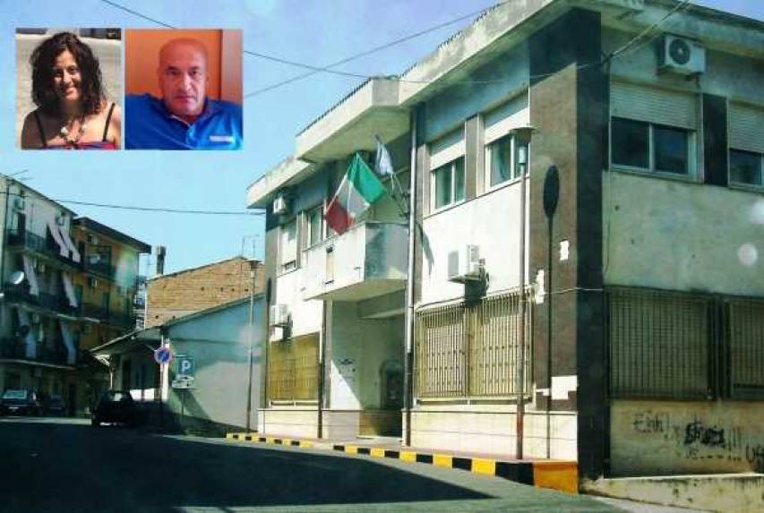 Il Municipio di Roggiano e, nel riquadro l'assessore Vano ed il consigliere Lanzillotti