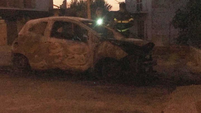 Quel che resta dell&#039;auto distrutta dalle fiamme