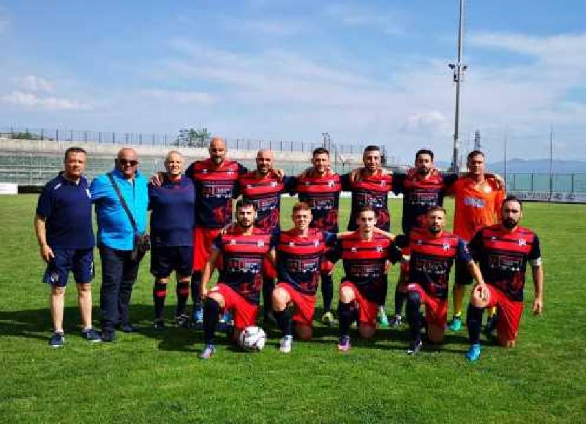 L'undici sceso in campo a Lamezia con allenatore e presidente