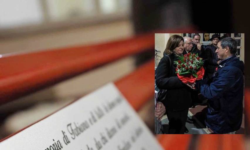 La panchina rossa dedicata a Fabiana e (nel riquadro) Provenzano consegna i tulipani rossi