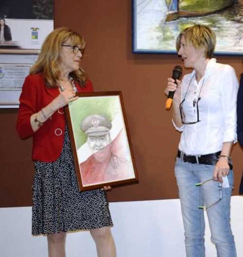 Simona Dalla Chiesa riceve il dipinto da Giuditta Marasco