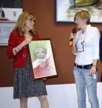 Simona Dalla Chiesa riceve il dipinto da Giuditta Marasco