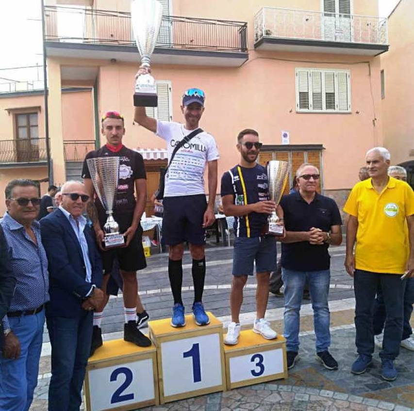 Il podio con i tre primi classificati assoluti e gli organizzatori