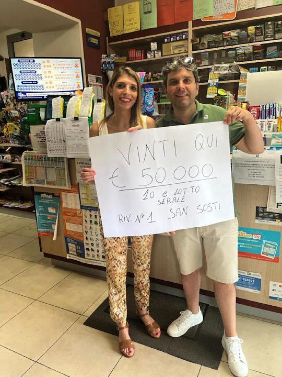 I due gestori reclamizzano la vincita