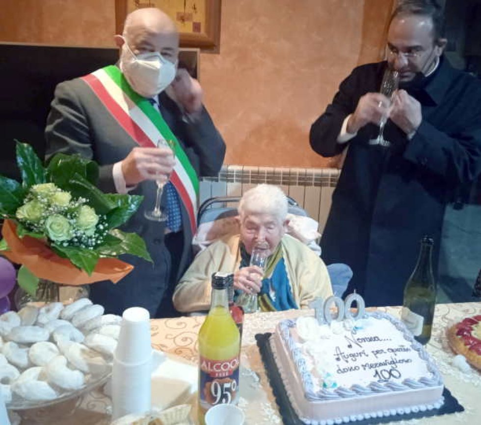 Il sindaco e il parroco brindano con la centenaria