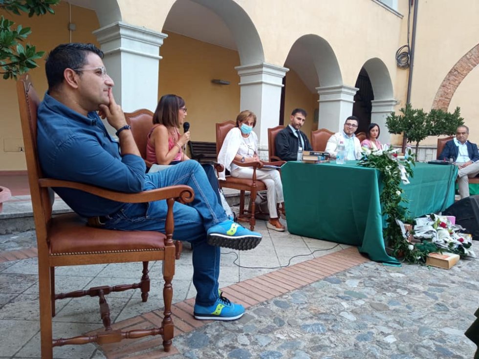 La presentazione nel Chiostro comunale