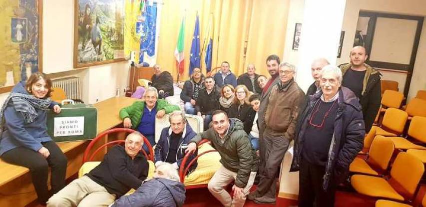 Lavoratori, amministratori e cittadini con i letti nell&#039;Aula consiliare comunale