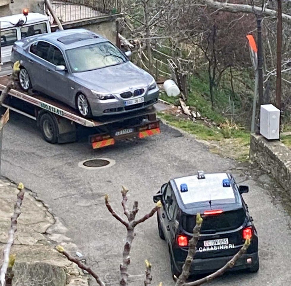 Il sequestro della Bmw da parte dei carabinieri