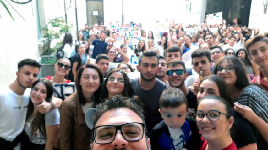 Selfie con studenti e partecipanti