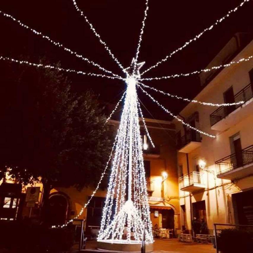 Albero illuminato nel centro storico santagatese