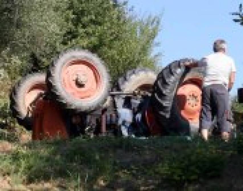 Il trattore ribaltato sotto al quale ha perso la vita l&#039;uomo