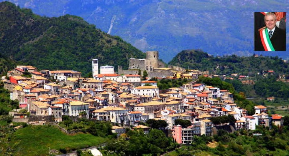 Il panorama del borgo e - nel riquadro - il sindaco