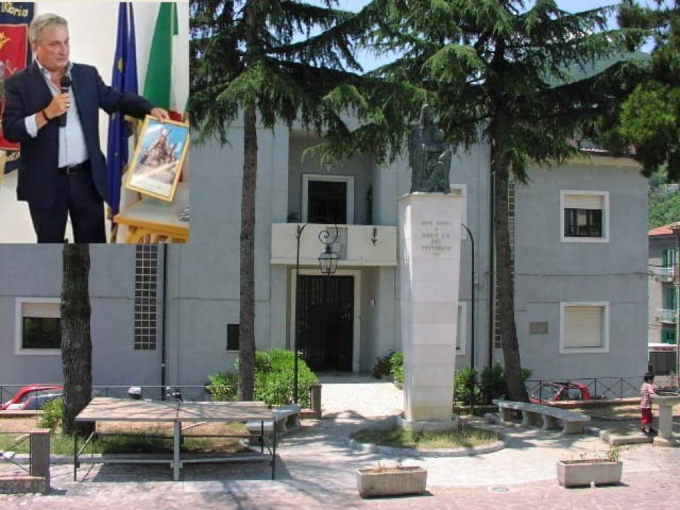 Il Municipio e - nel riquadro - l'assessore Ricca