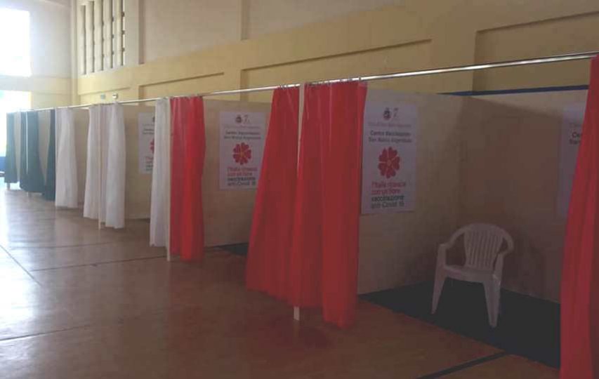 Le numerose postazioni predisposte nel punto vaccinale di San Marco