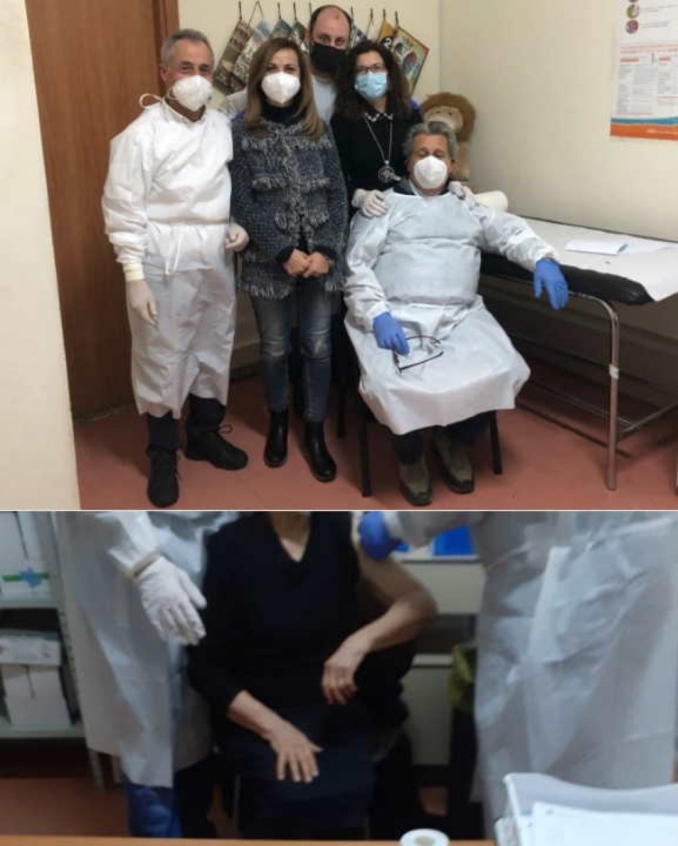 Il team vaccinale a Roggiano ed una ultra 80enne che si sottopone all&#039;inoculazione