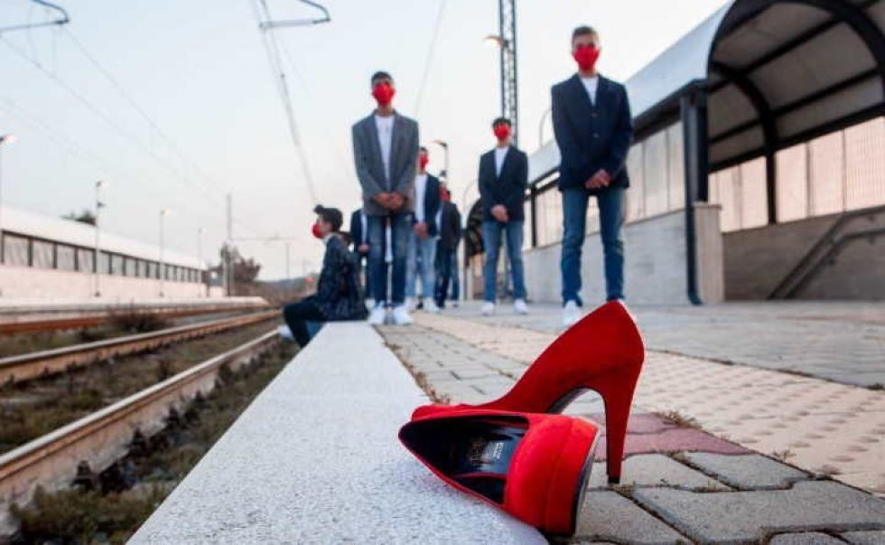 Il flash mob con i ragazzi in mascherina rossa