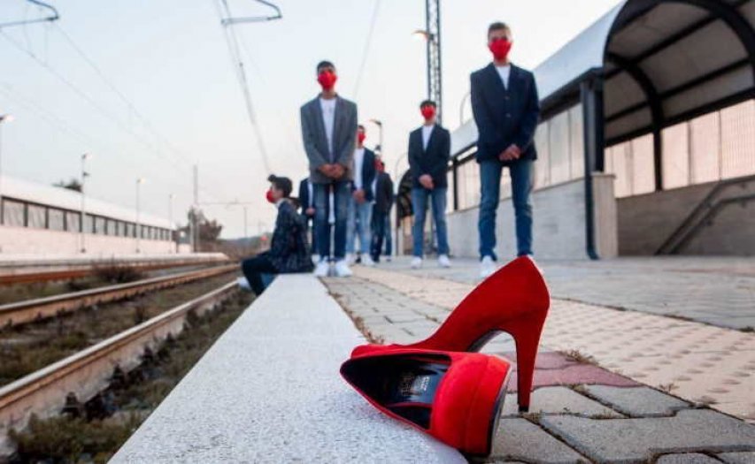 Il flash mob con i ragazzi in mascherina rossa