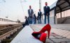 Il flash mob con i ragazzi in mascherina rossa