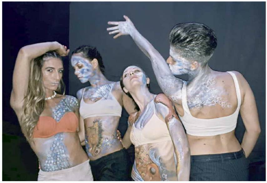 Performance di danza contemporanea eseguiti dalle ballerine di Continuity Fluid Performer