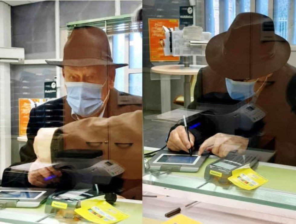 Luigi Quintieri allo sportello e mentre firma sull'I-pad di Poste
