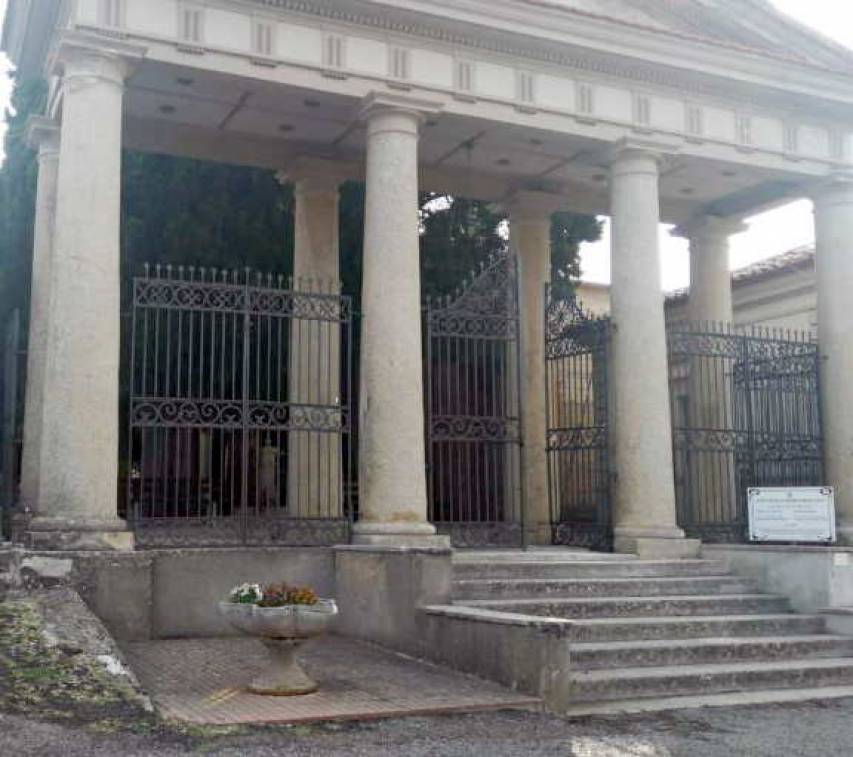 L&#039;ingresso del cimitero cittadino