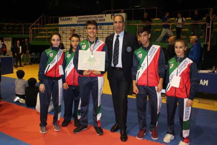 Il medagliato con i compagni piazzati ed il maestro Dichiera