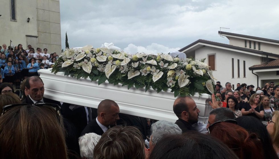 Tra confetti e petali bianchi l'addio al giovane Bryan Le Fosse, promettente chef