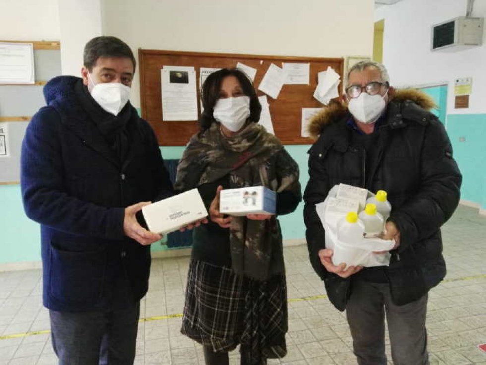 Provenzano e Stella consegnano gel e mascherine