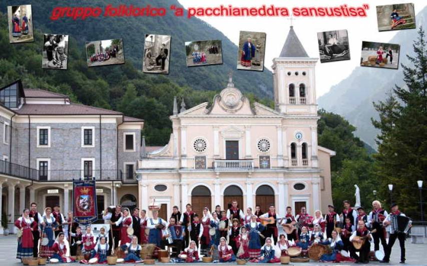 Il gruppo folk davanti al Santuario del Pettoruto