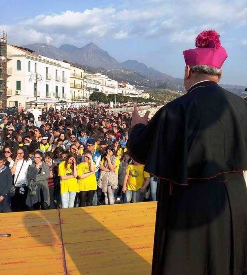 Il Vescovo Bonanno si rivolge a tanti giovani