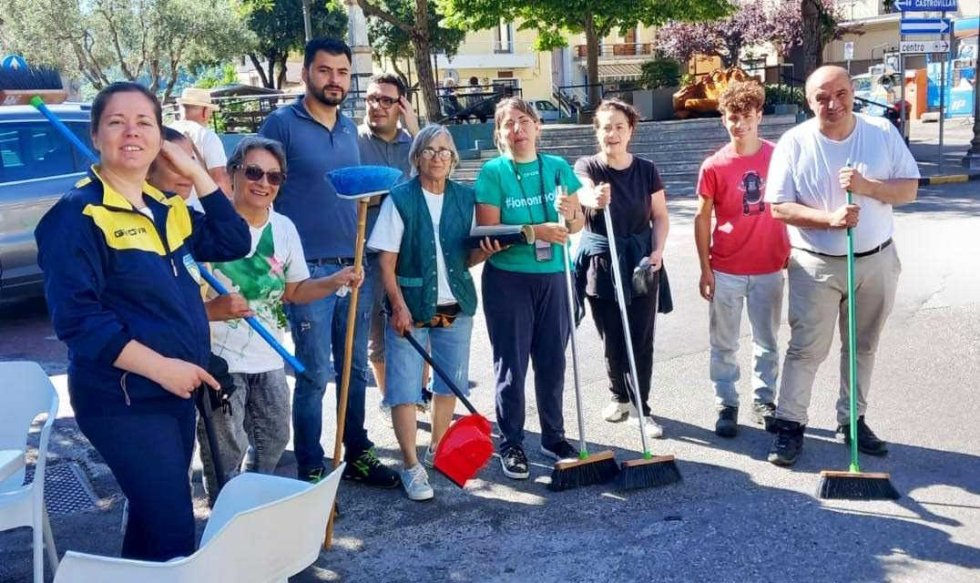 Volontari al lavoro per il centro storico di Sant'Agata