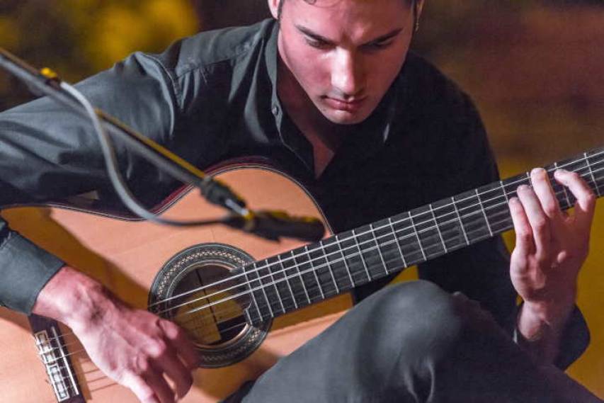 L&#039;esibizione di Diego Cambareri alla chitarra