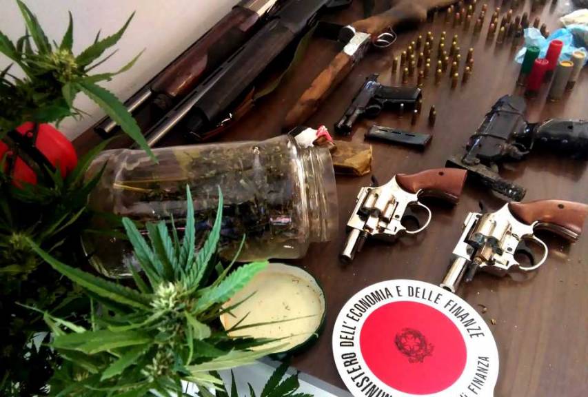 Guardia di Finanza sequestra arsenale pronto all'uso