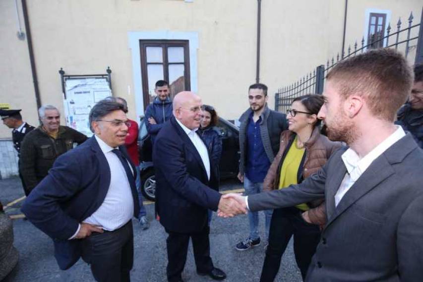 Il presidente Oliverio stringe la mano ai giovani amministratori presente il sindaco Tarsitano