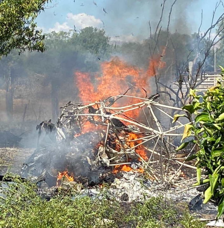 L&#039;areo in fiamme tra gli aranceti dopo che è precipitato