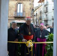 il taglio del nastro del Cardinale Müller, presente il Vescovo Bonanno e don Antonio Fasano