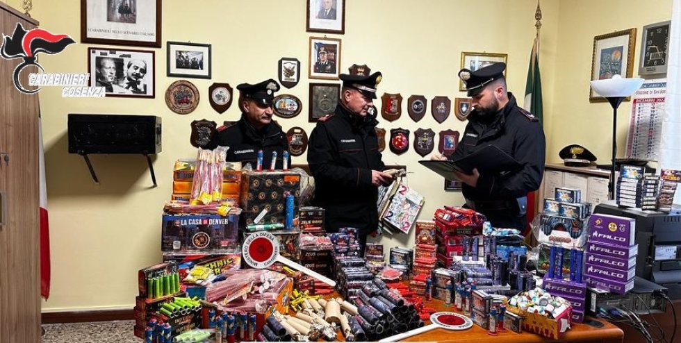 I petardi sequestrati dai CC - Compagnia di San Marco Argentano