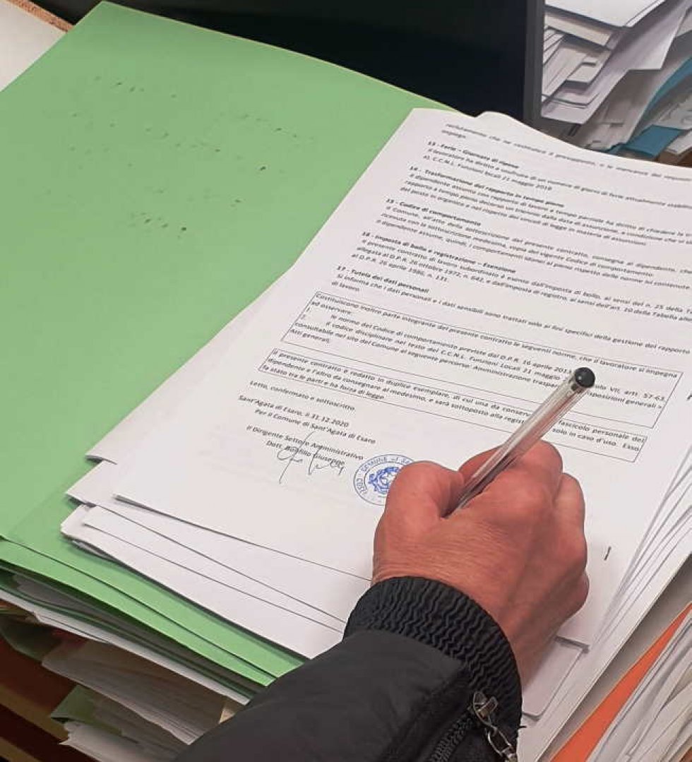 La firma sul contratto di un ex Lsu
