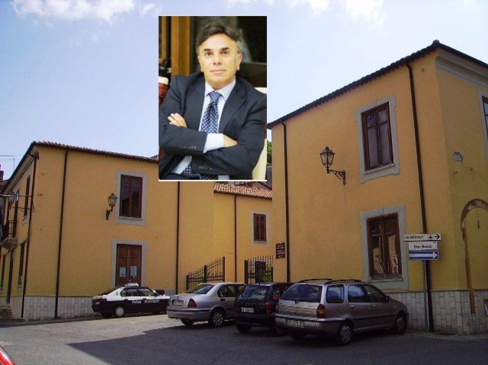 Il Municipio e, nel riquadro, il sindaco Tarsitano