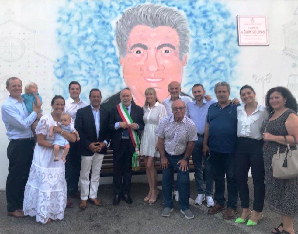 Amministratori e familiari all'inaugurazione di Largo Joe Leporace