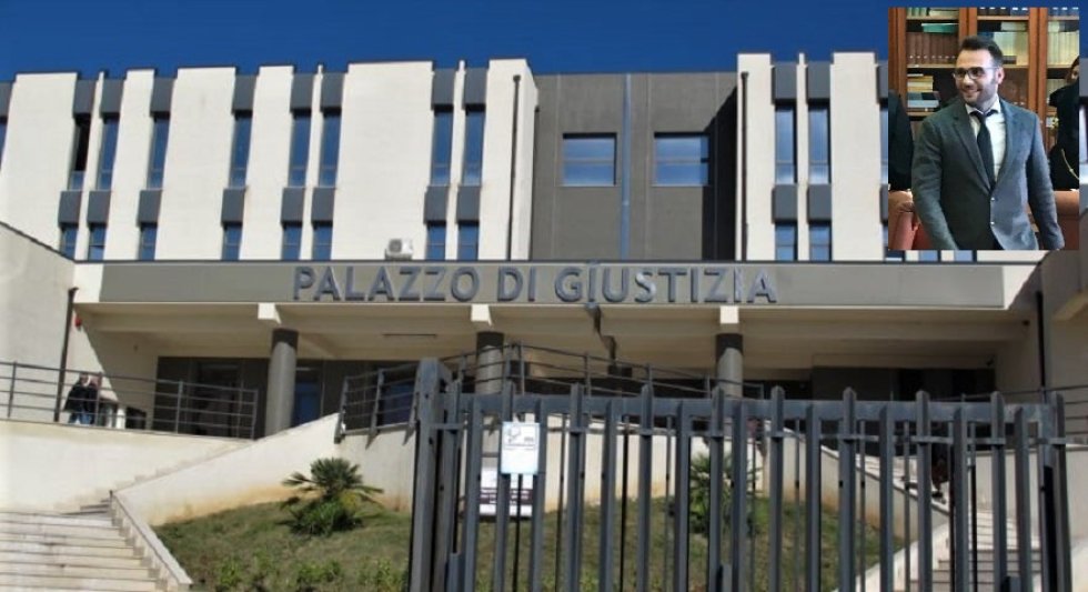 Il tribunale di Castrovillari e, nel riquadro, l'avvocato Simone Scarpino