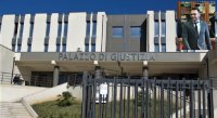 Il tribunale di Castrovillari e, nel riquadro, l&#039;avvocato Simone Scarpino
